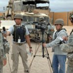 Periodistas realizando una entrevista en zonas de conflicto. Foto de portada: The U.S. Army on Visualhunt.com