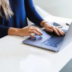 Periodista con dos manos sobre el teclado de una computadora portátil. Fotografía de Luke Southbern en Unsplash