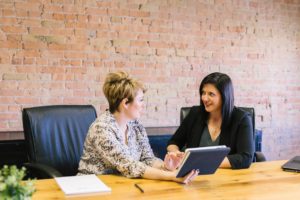 Aprende a implementar estrategias de comunicación para situaciones de crisis - Foto Amy Hirschi